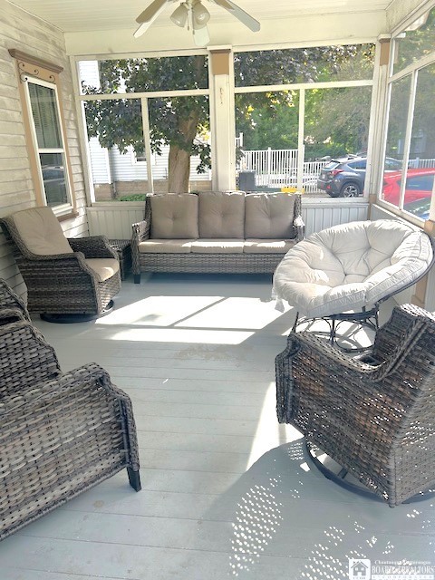 sunroom with ceiling fan