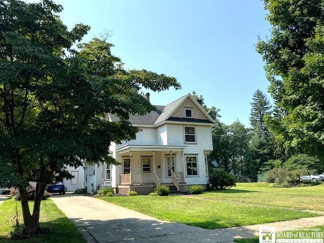 view of front of property with a front lawn and covered porch