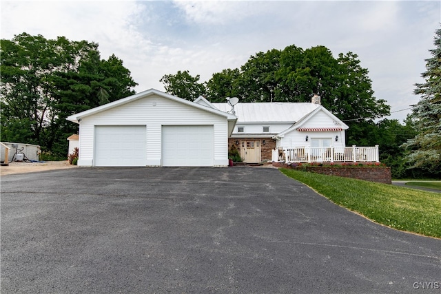 single story home with a front yard