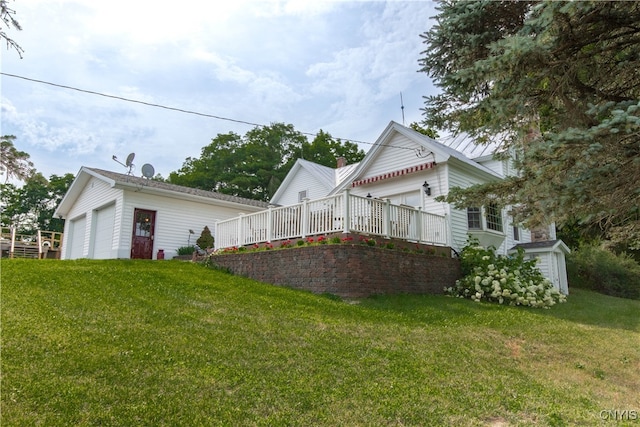 view of yard with an outbuilding