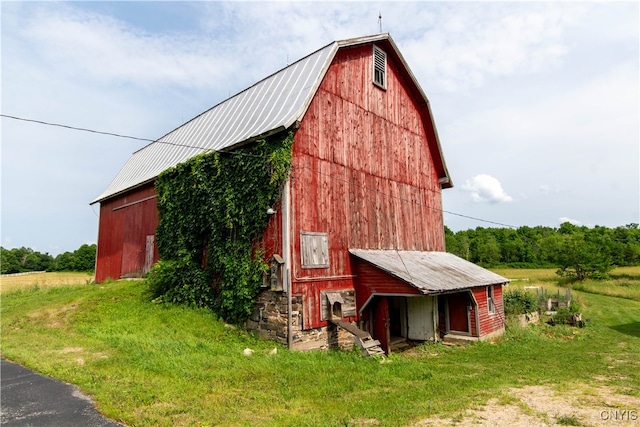 view of outdoor structure featuring a yard