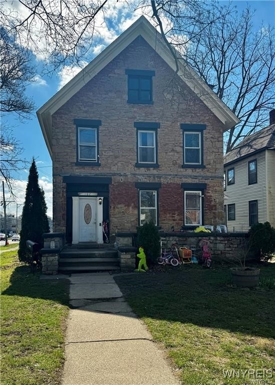 view of front facade with a front lawn