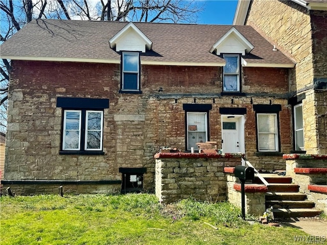 view of front of home featuring a front yard