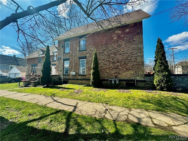 view of front facade with a front lawn