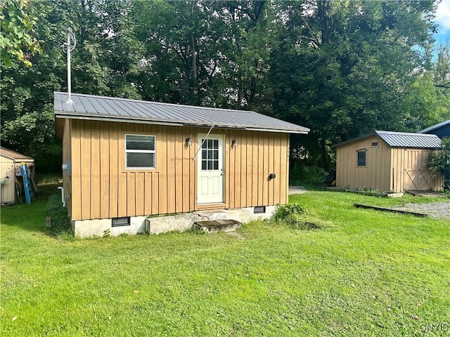 view of outdoor structure featuring a yard