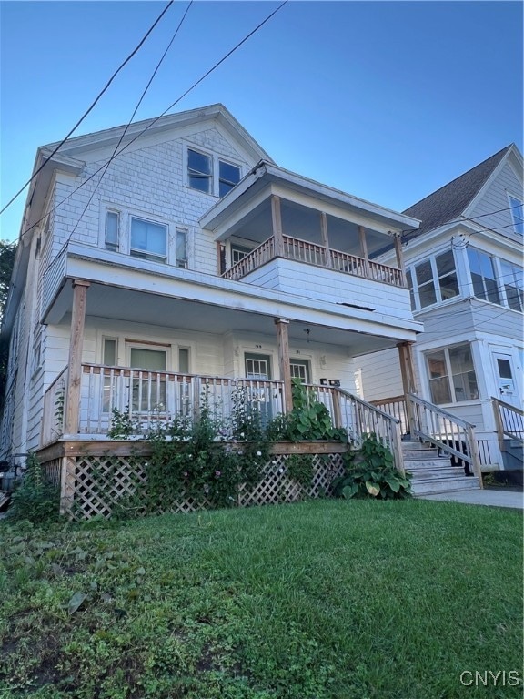 view of front of house featuring a porch and a front yard