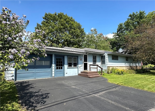 single story home featuring a front lawn