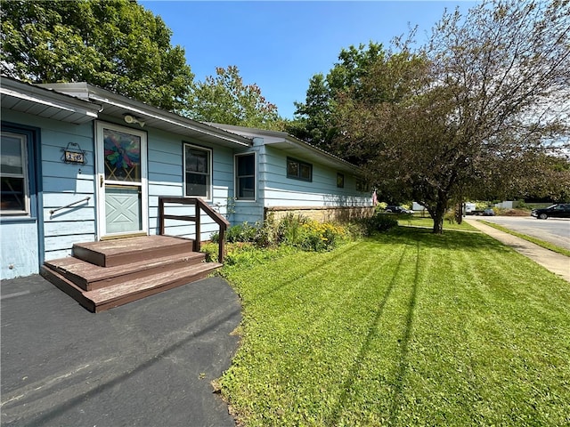 view of front of property featuring a front yard