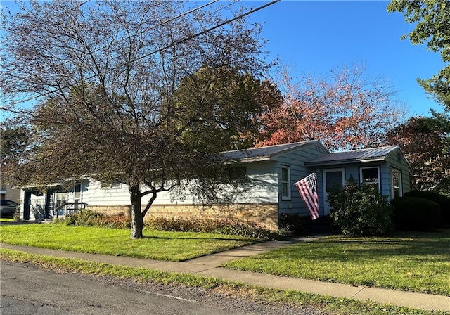 view of front of house with a front lawn