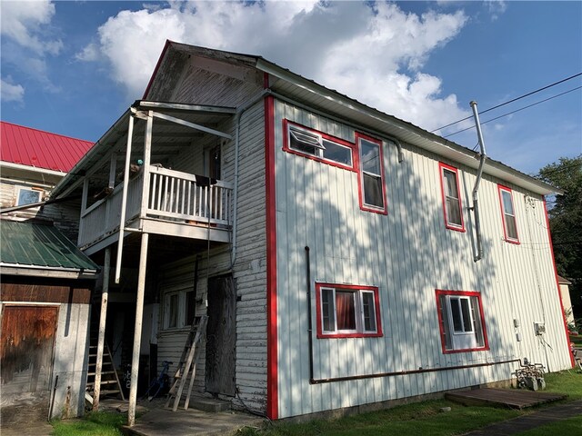 view of side of property featuring a balcony