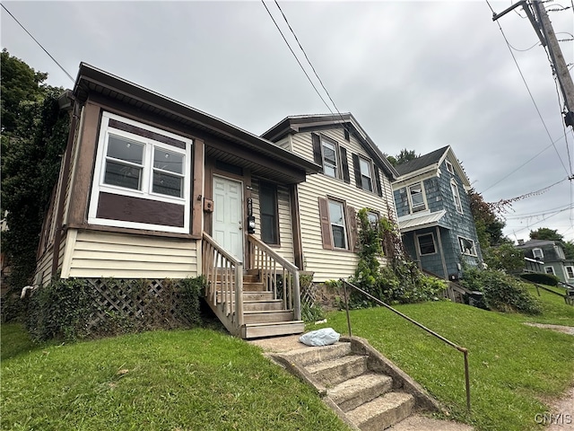 view of front of house featuring a front lawn