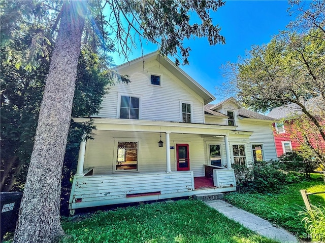 view of front of property featuring a front yard and covered porch