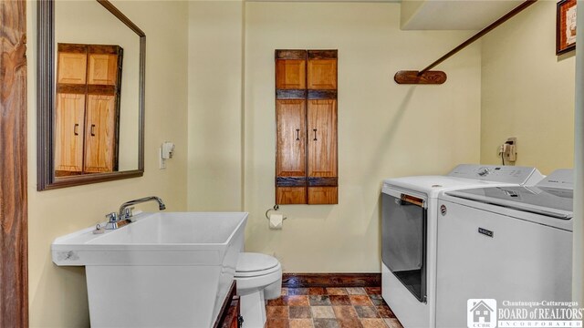 washroom featuring washer and clothes dryer