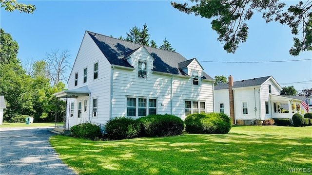 view of front of property featuring a front lawn