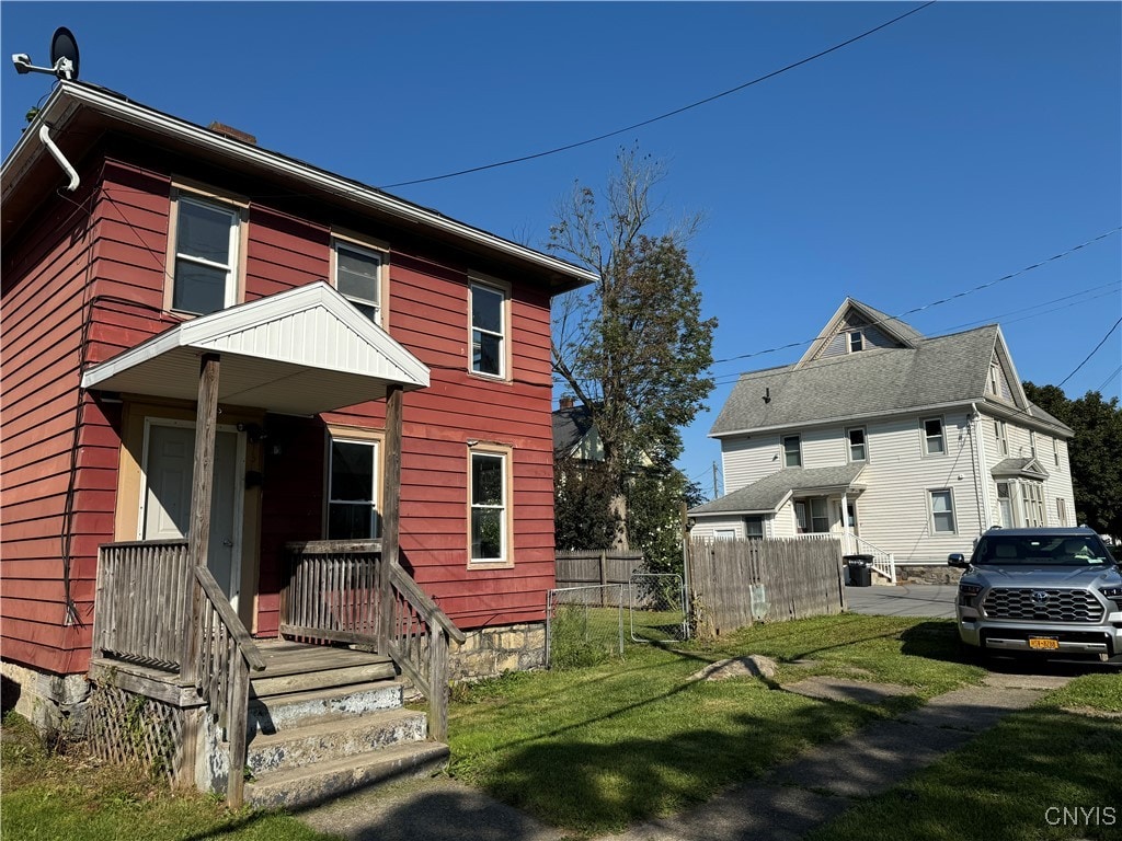 view of front of house with a front lawn