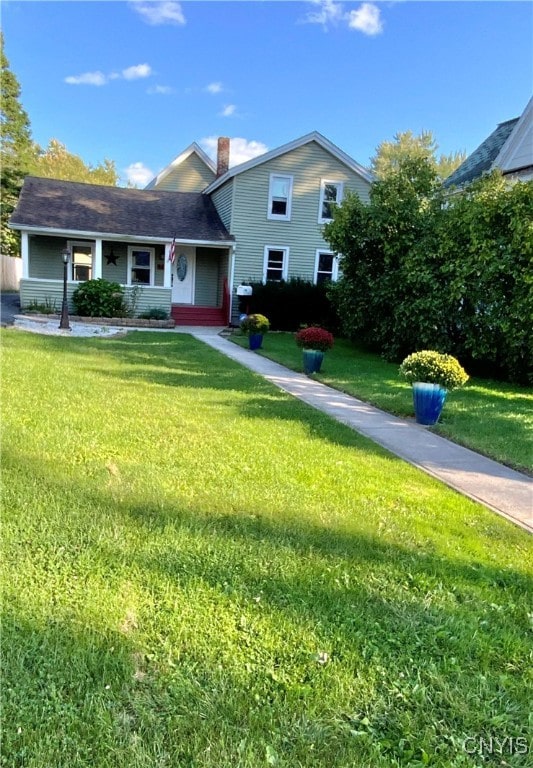 view of front facade featuring a front yard