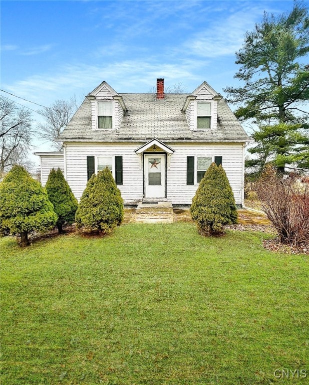 cape cod home featuring a front yard