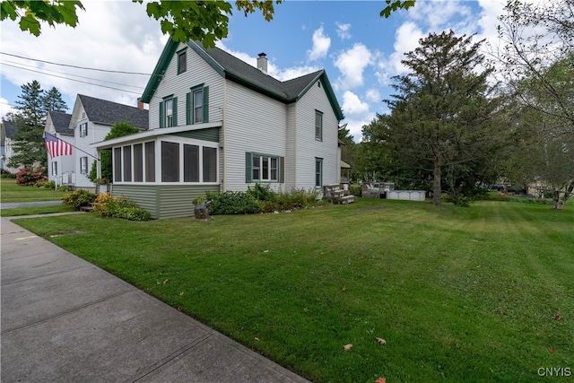 view of side of property featuring a lawn