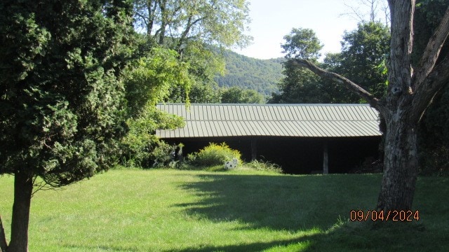 view of yard featuring a mountain view