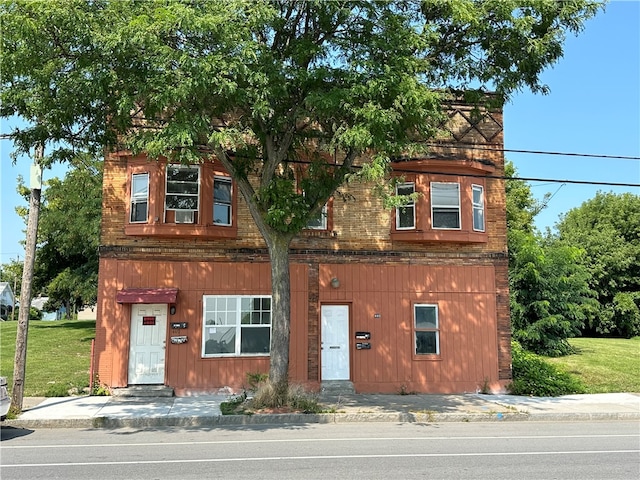 view of front of house with a front yard