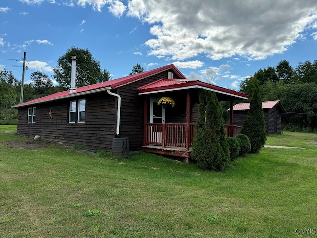 view of front of house featuring a front lawn