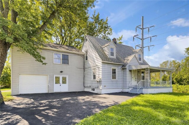 view of front of house featuring a front yard and a garage