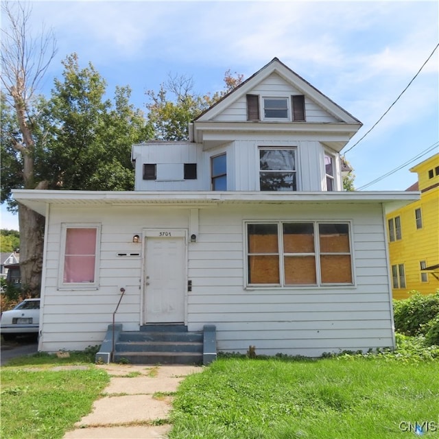 view of front of property featuring a front yard