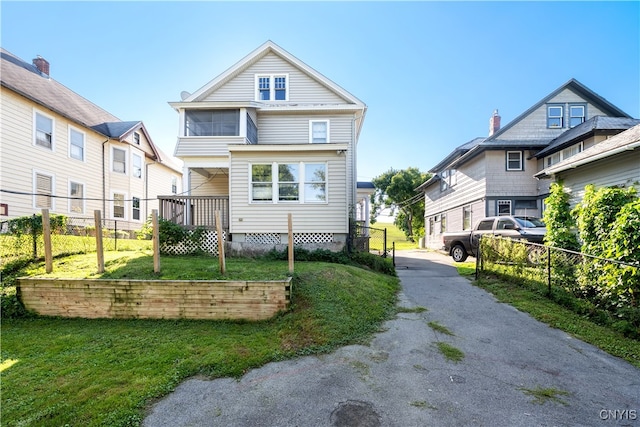 view of front of home featuring a front yard