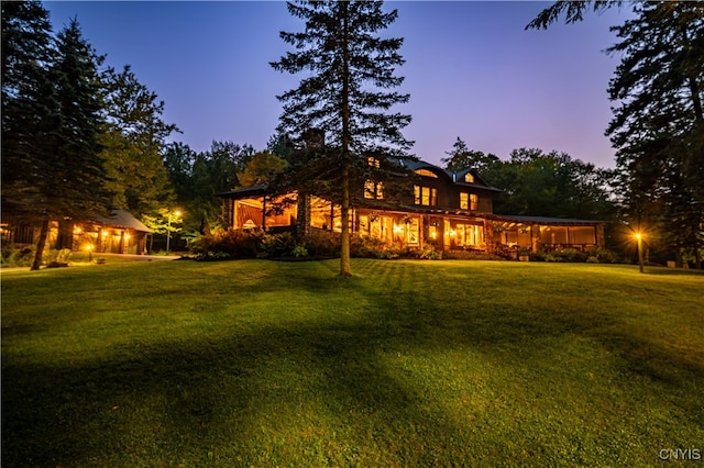 view of yard at dusk