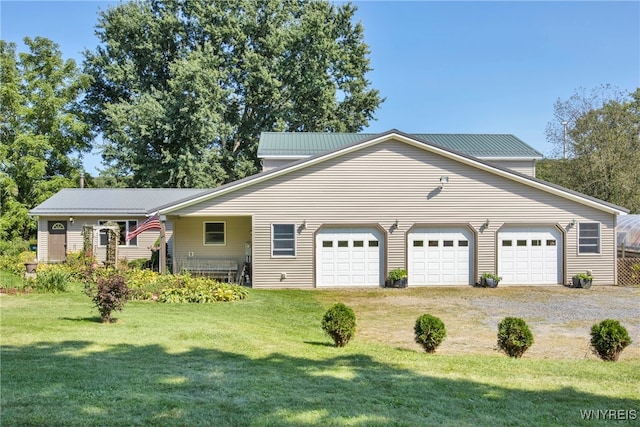 view of front of property featuring a front yard and a garage