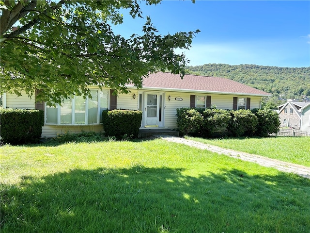 view of front facade featuring a front lawn