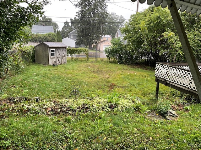 view of yard featuring a shed