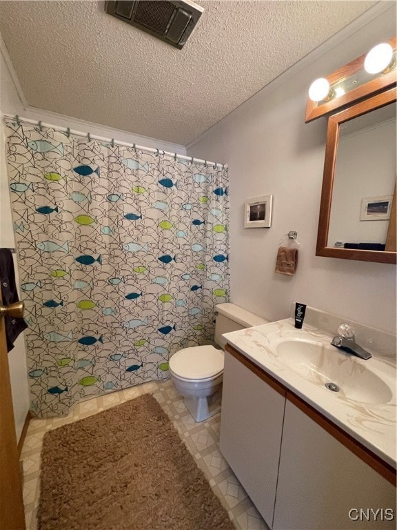 bathroom featuring a shower with curtain, a textured ceiling, vanity, and toilet