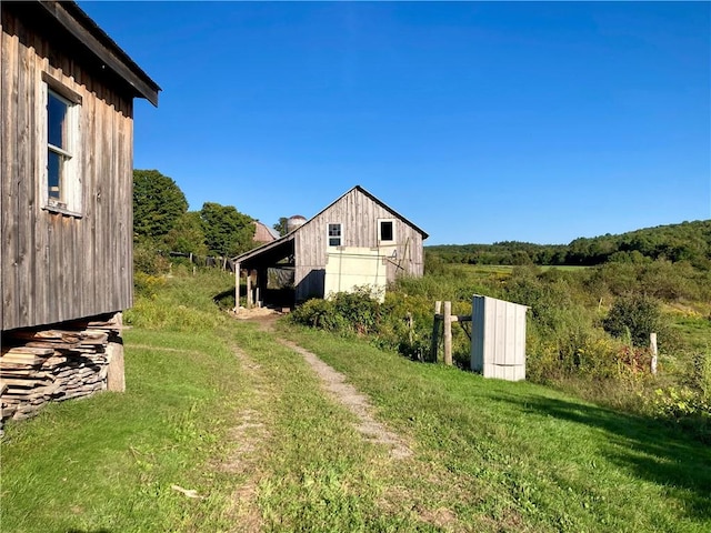 view of yard featuring an outdoor structure