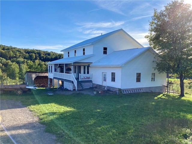 view of front of property featuring covered porch and a front lawn