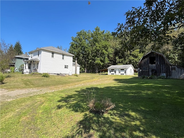 view of yard with an outbuilding