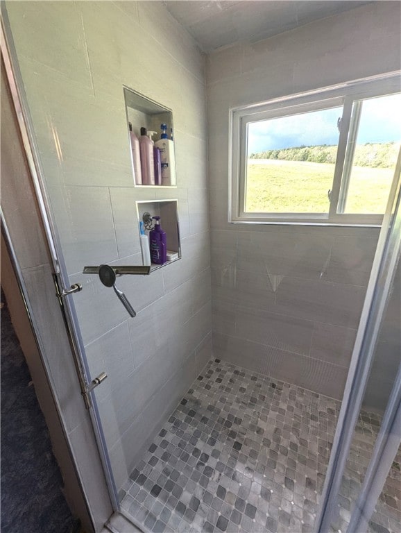 bathroom featuring a tile shower