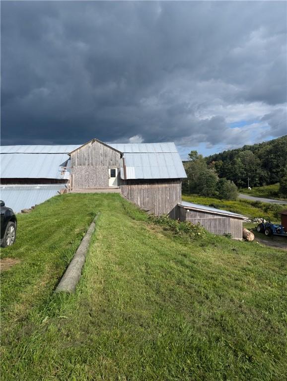 view of yard with an outdoor structure