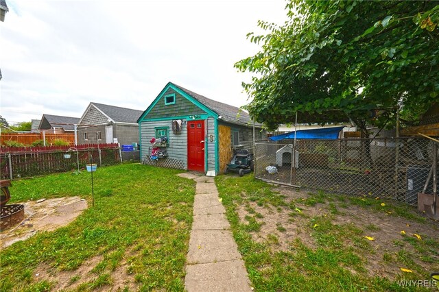 view of yard featuring a shed