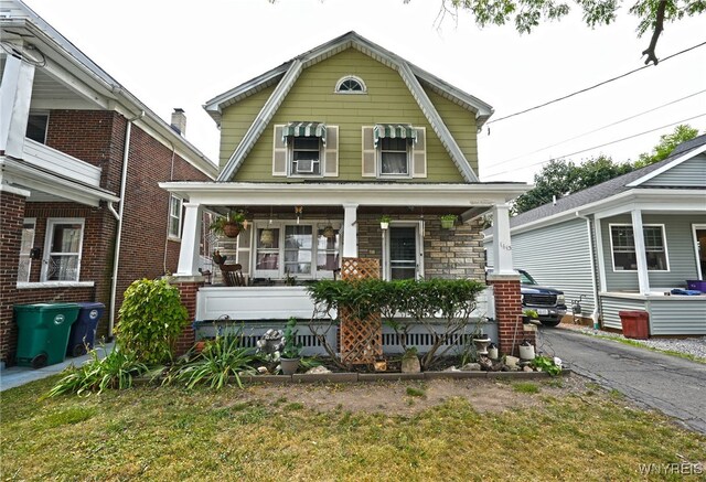 view of front facade featuring a porch and a front yard