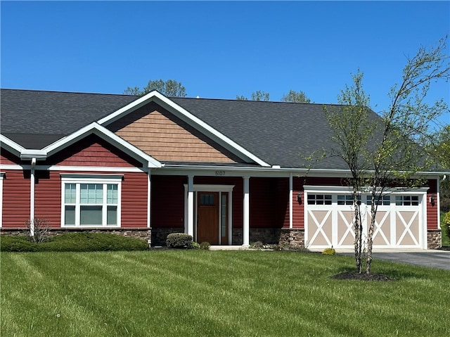 view of front of home featuring a front lawn