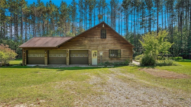 view of front of property featuring a front lawn