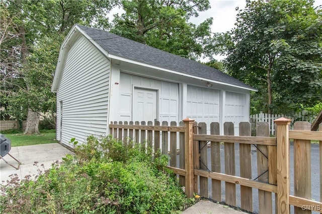 view of outdoor structure featuring an outdoor structure and fence