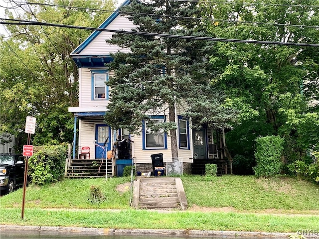 view of front of home featuring a front lawn