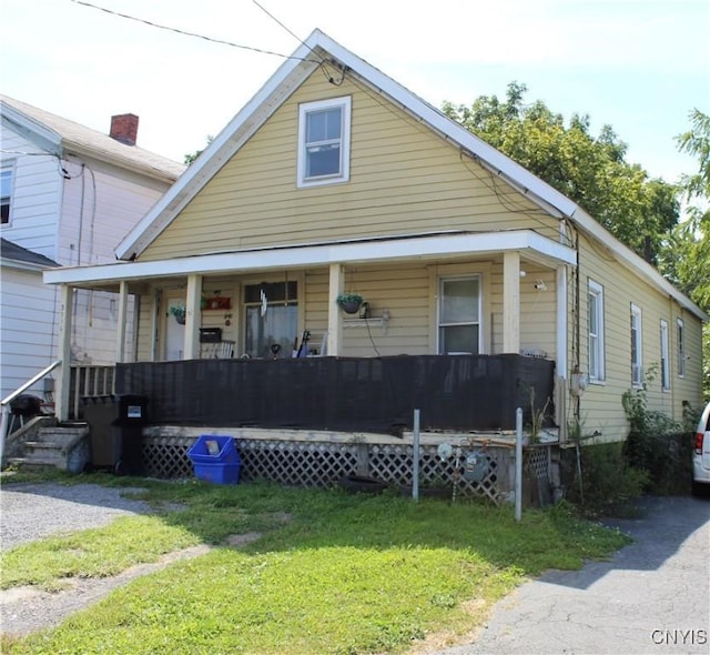 view of front facade featuring a porch and a front lawn