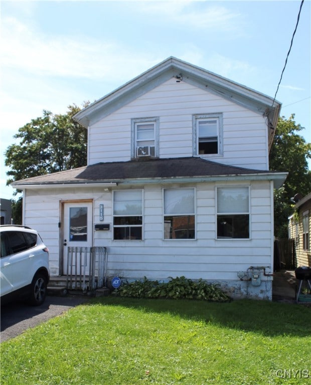 view of front of property featuring a front yard