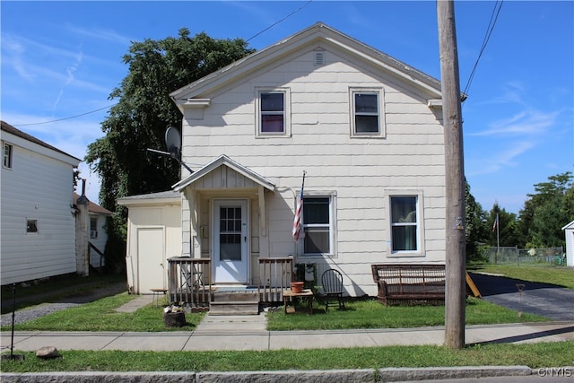 view of front of home with a front lawn