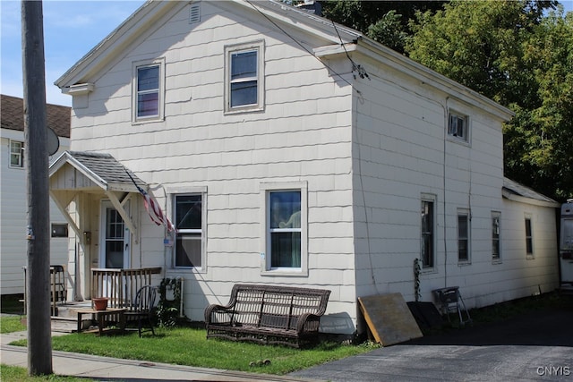 view of front of house with a front lawn