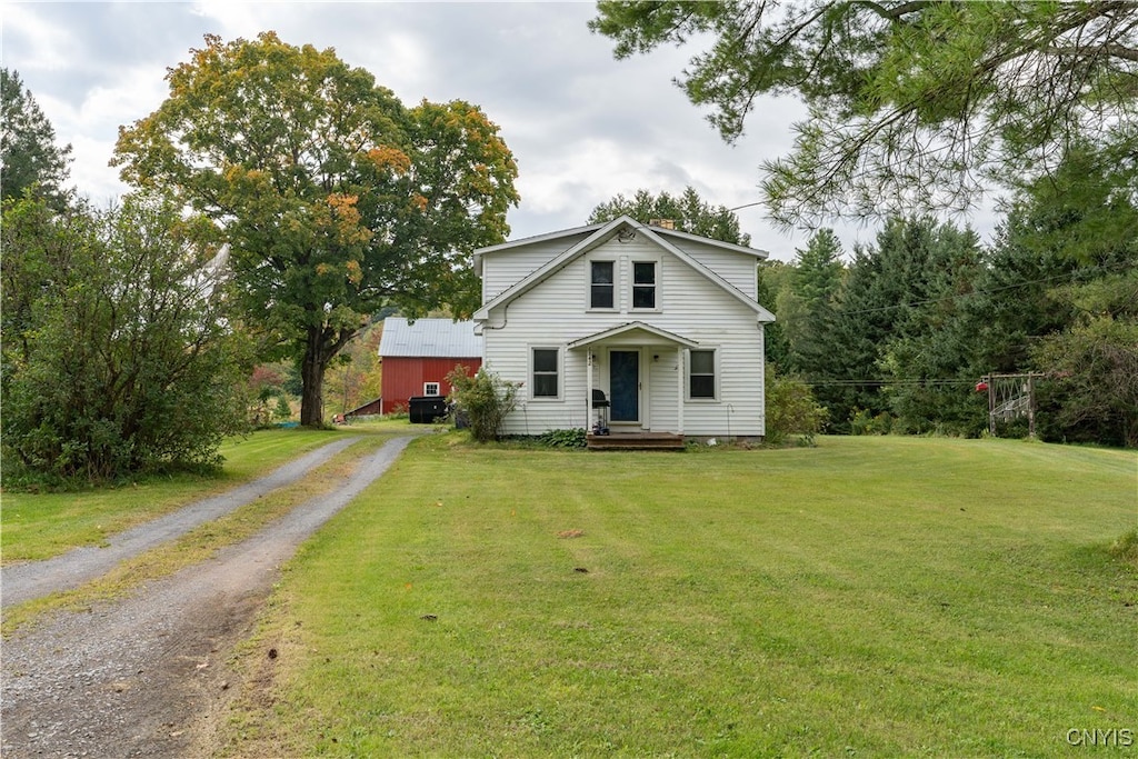 view of front of property featuring a front lawn