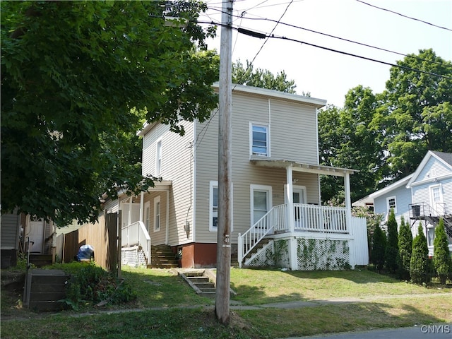 view of front of home featuring a front yard